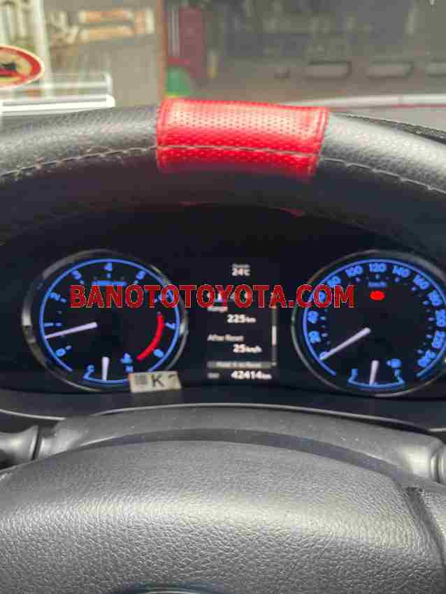 Cần bán gấp Toyota Corolla altis 1.8G MT đời 2017, màu Nâu