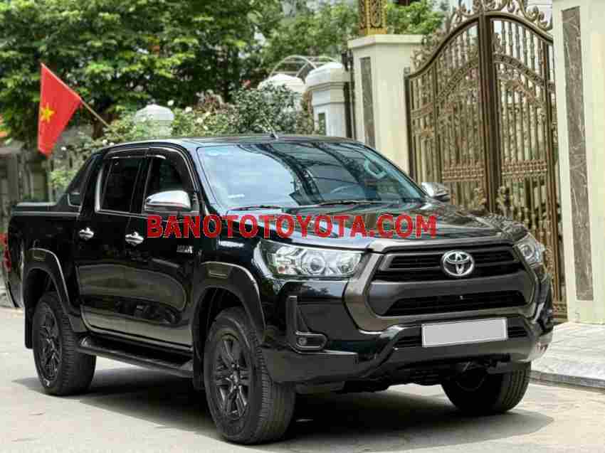 Cần bán gấp Toyota Hilux 2.4L 4x2 AT đời 2021, màu Đen
