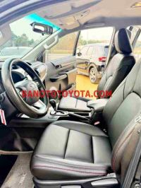 Bán Toyota Hilux 2.4L 4x2 AT, màu Đen, Máy dầu, 2021