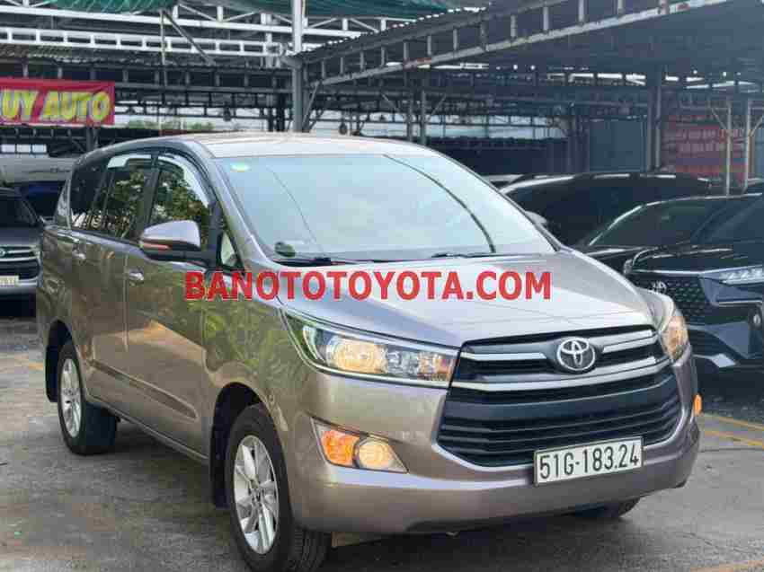 Cần bán gấp xe Toyota Innova 2.0E 2018 màu Nâu