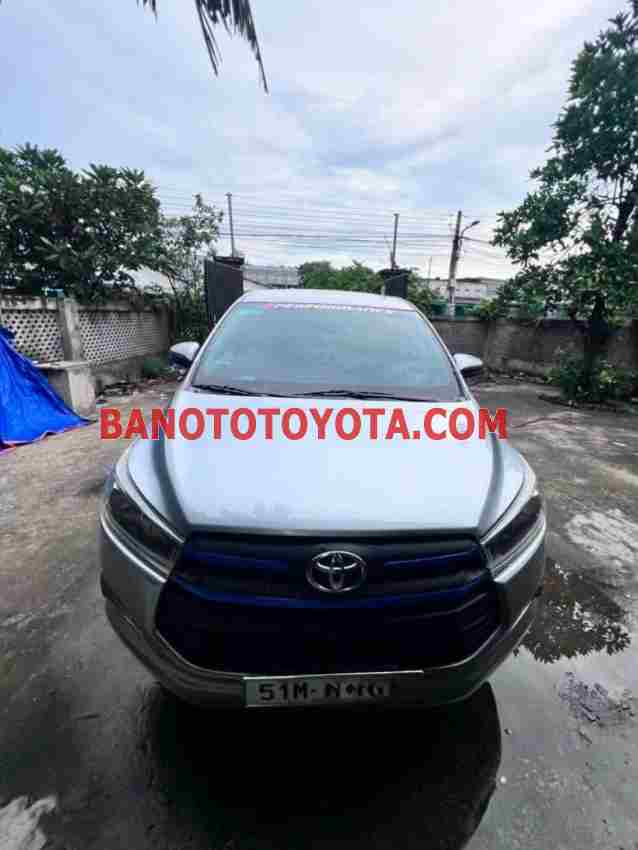 Cần bán gấp Toyota Innova 2.0E đời 2017, màu Bạc