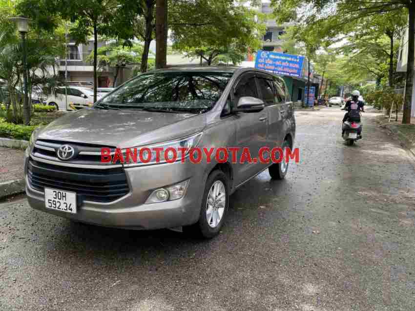 Cần bán gấp Toyota Innova 2.0E đời 2018, màu Xám