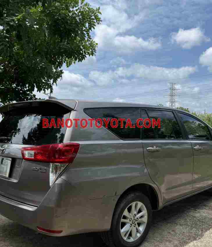 Cần bán gấp xe Toyota Innova 2.0E năm 2019, màu Ghi, Số tay