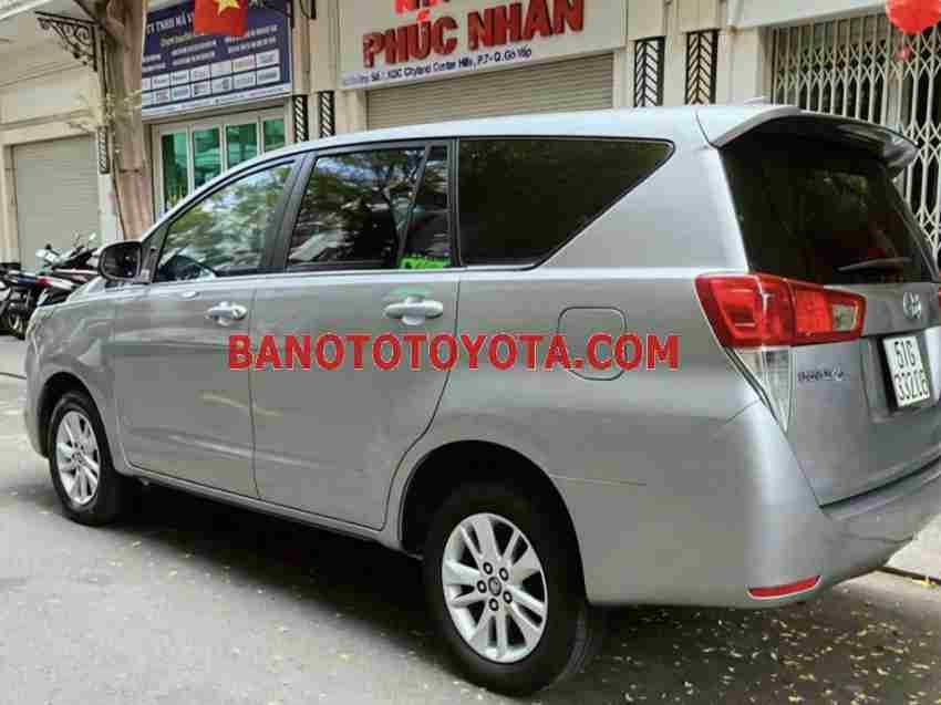 Cần bán xe Toyota Innova 2.0E năm 2017 màu Bạc cực đẹp