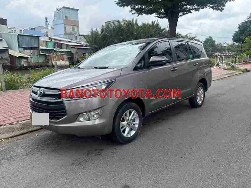 Cần bán gấp xe Toyota Innova 2.0E năm 2018, màu Nâu, Số tay