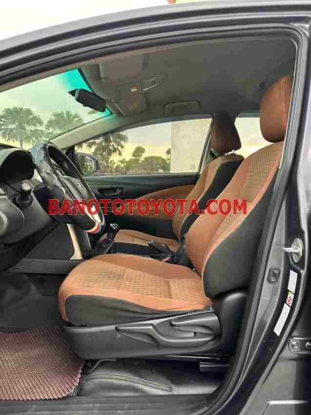 Cần bán gấp Toyota Innova 2.0E đời 2019, màu Xám
