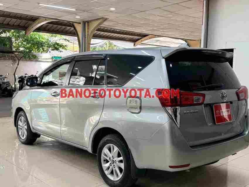 Cần bán gấp xe Toyota Innova 2.0E 2017 màu Bạc