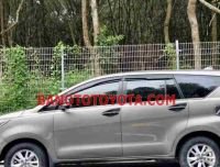 Cần bán gấp xe Toyota Innova 2.0E năm 2017, màu Đồng, Số tay